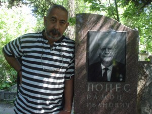 En-la-tumba-de-RMercader-Moscu-2007